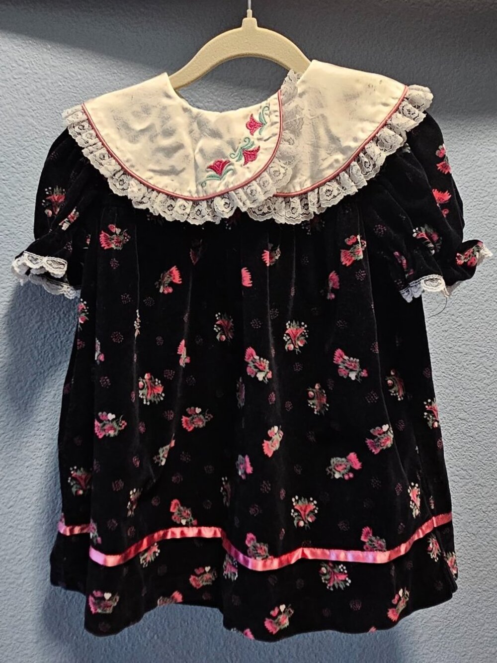 Girls' Black Velvet Floral Dress with White Lace Collar